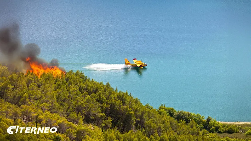 Hydravion se ravitaillant en eau salée avant une intervention de lutte contre les incendies