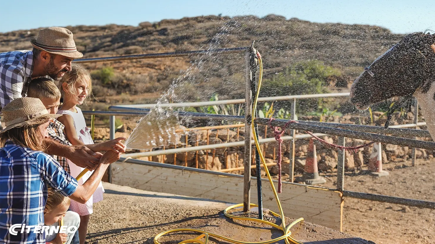 Une famille utilisant un jet d'eau