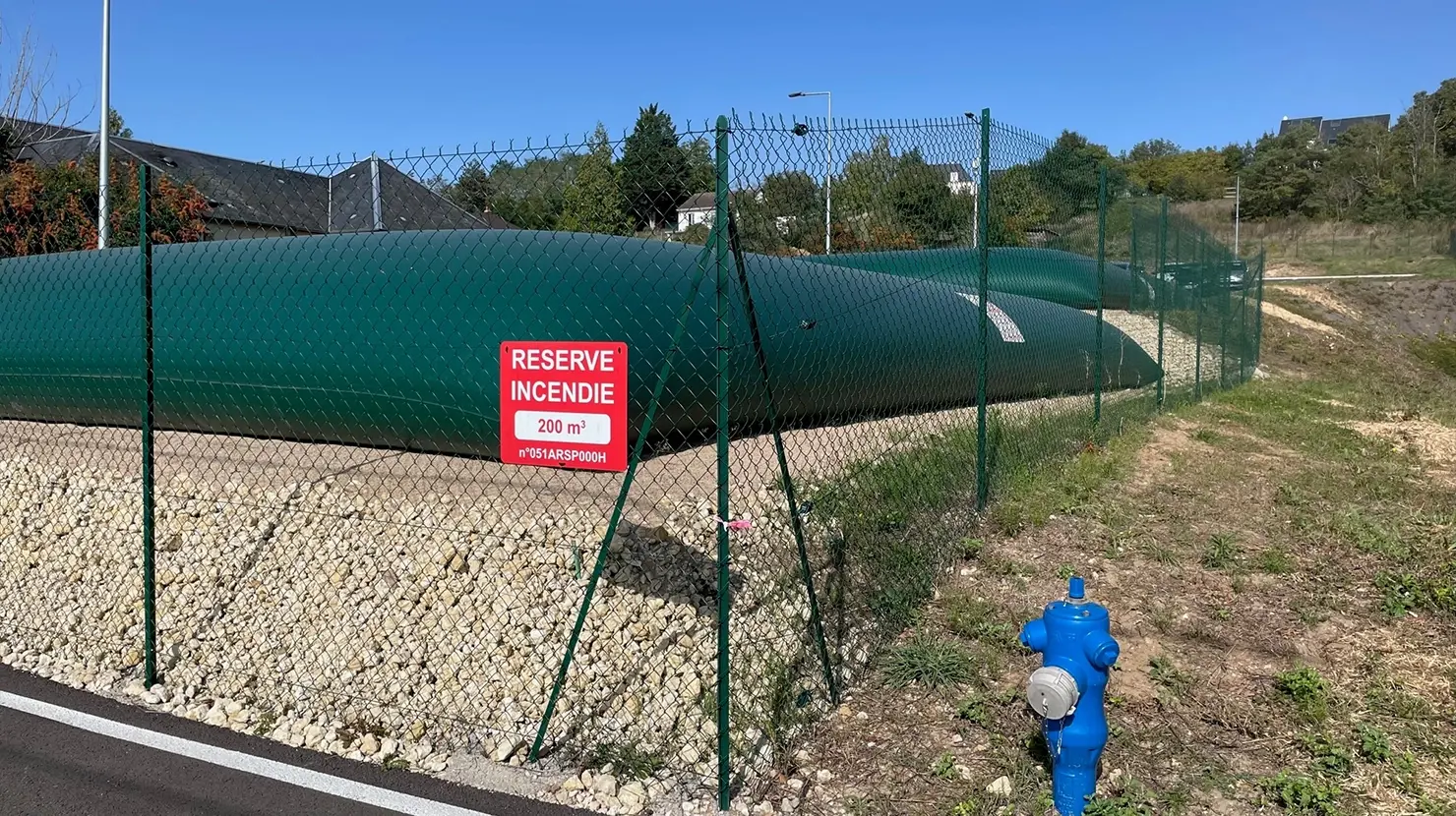 Une citerne souple CITERNEO et un poteau d'aspiration pour la défense incendie