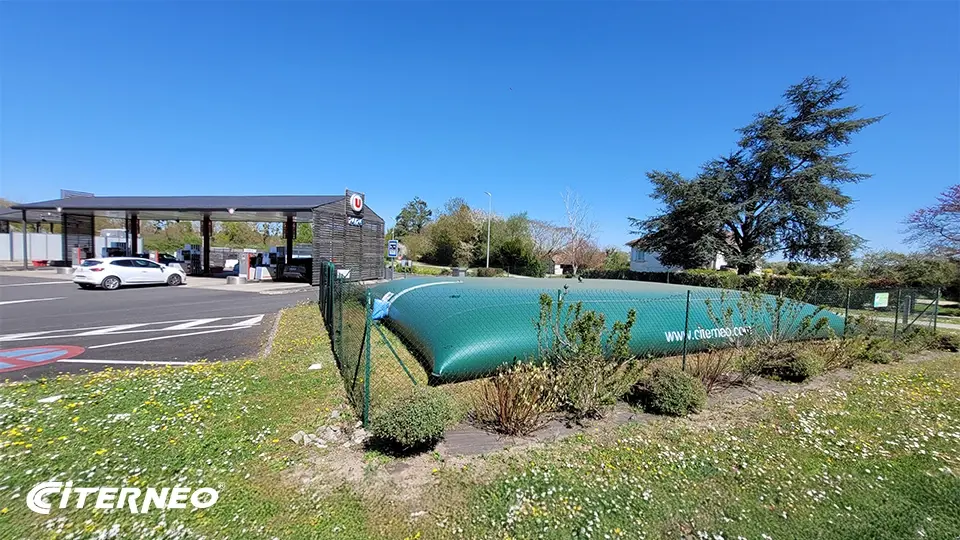 Une citerne souple CITERNEO pour la récupération d'eau, installée en agglomération.