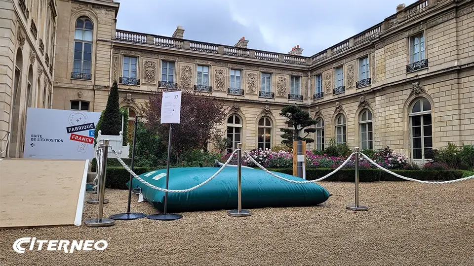 Une citerneo souple LA CITERNE VERTE by CITERNEO exposée à la Grande Exposition du Fabriqué en France, au Palais de l'Élysée en France.