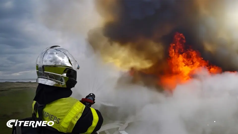 Intervention d’un pompier sur un incendie en campagne.