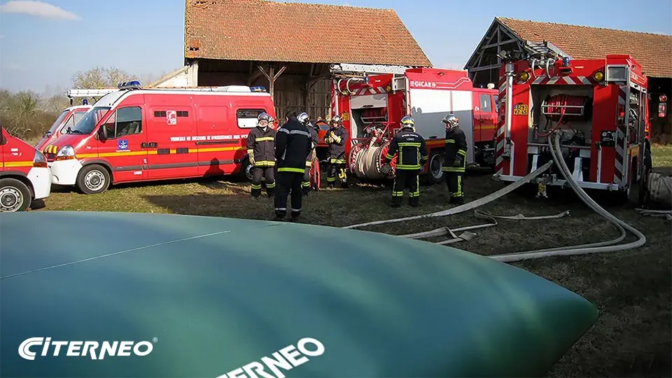 Des pompiers se raccordent à une citerne souple CITERNEO pour la défense incendie