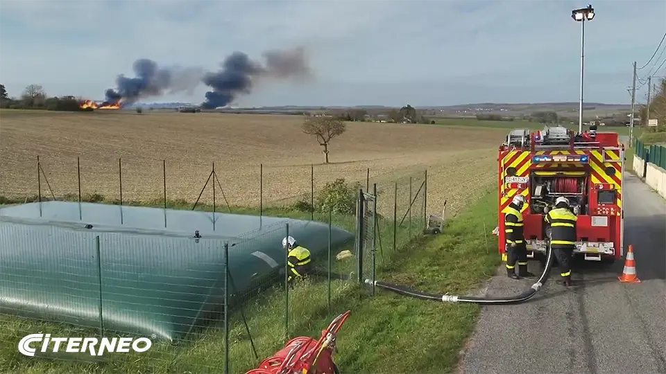 Des pompiers se raccordent à une citerne souple CITERNEO pour la défense incendie avant intervention