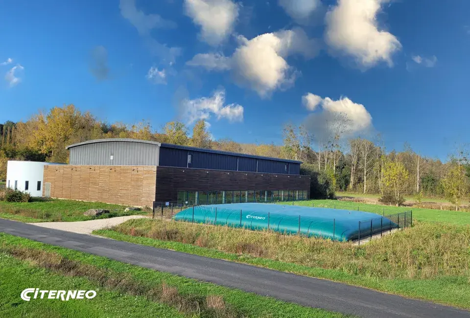 Une citerne souple CITERNEO pour la récupération d'eau et l'arrosage des espaces verts.