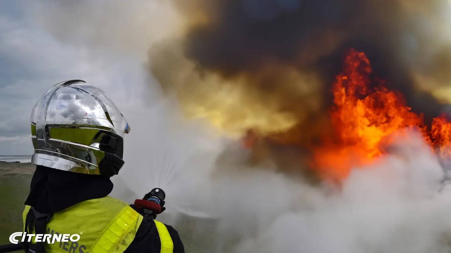 Intervention d’un pompier sur un incendie en campagne.