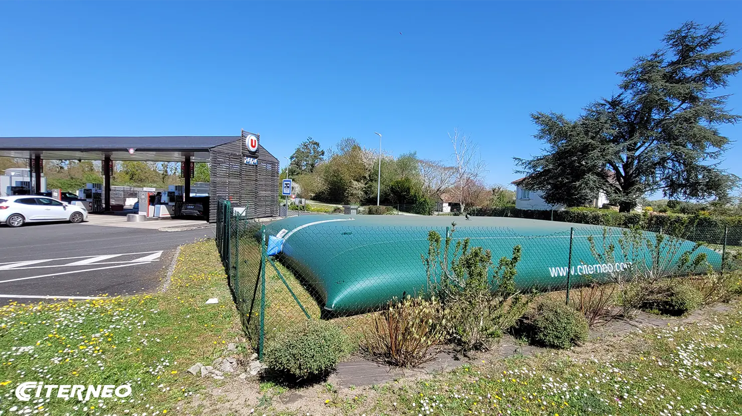 Une citerne souple CITERNEO pour la récupération d'eau, installée en agglomération.