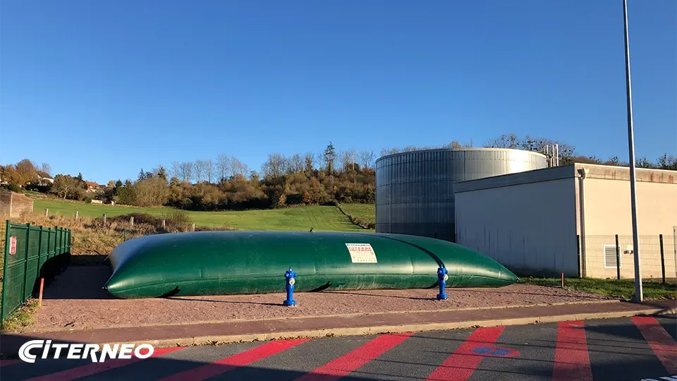 Une citerne souple CITERNEO pour la défense incendie, installée dans un cadre industriel