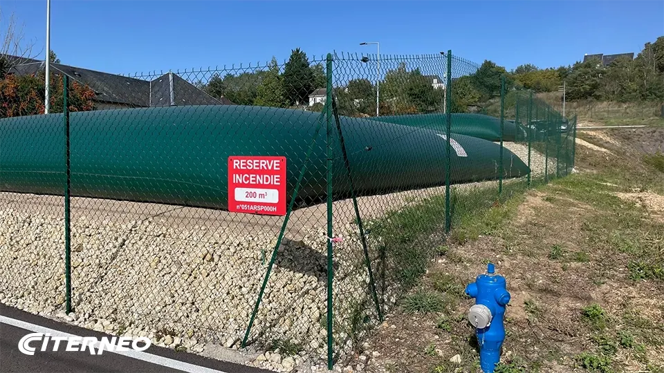 Une citerne souple CITERNEO et un poteau d'aspiration pour la défense incendie