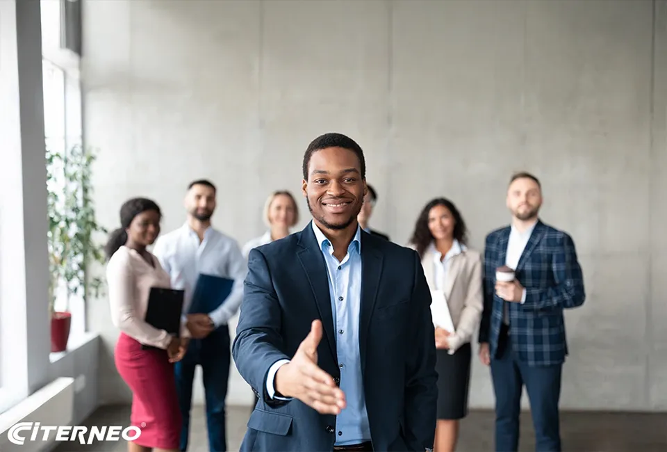Un recruteur offrant une opportunité professionnelle