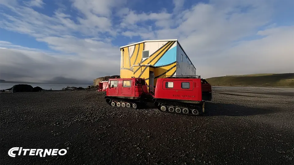 Une base scientifique en antarctique comprenant une citerne souple CITERNEO
