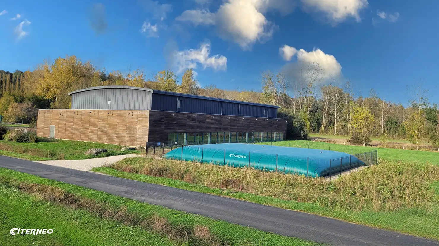 Une citerne souple CITERNEO pour la récupération d'eau et l'arrosage des espaces verts.