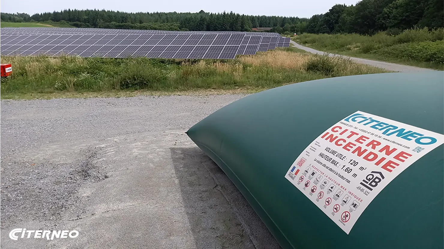 Une citerne souple CITERNEO pour la défense incendie, installée sur un site de panneaux solaires