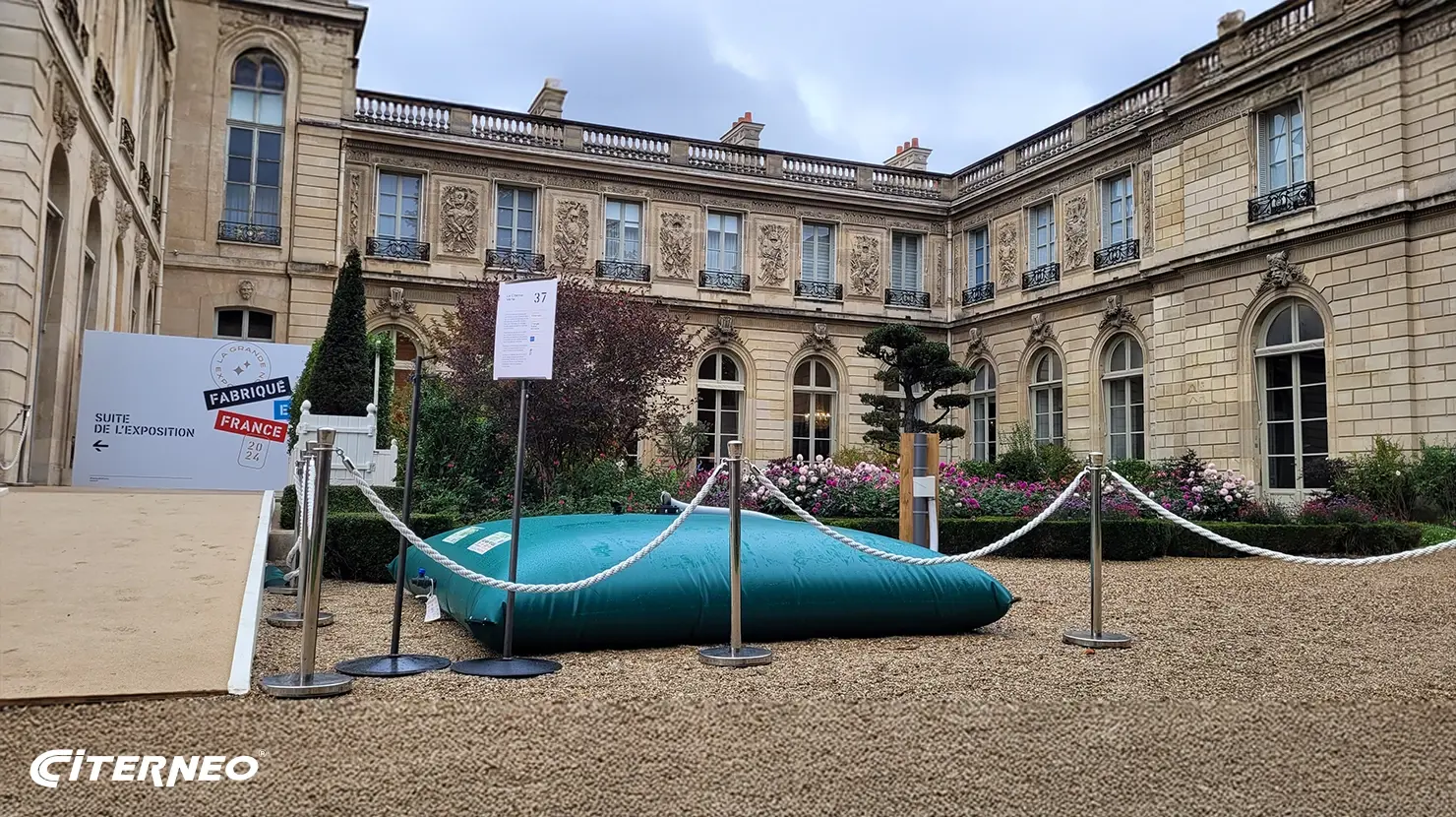 Une citerneo souple LA CITERNE VERTE by CITERNEO exposée à la Grande Exposition du Fabriqué en France, au Palais de l'Élysée en France.