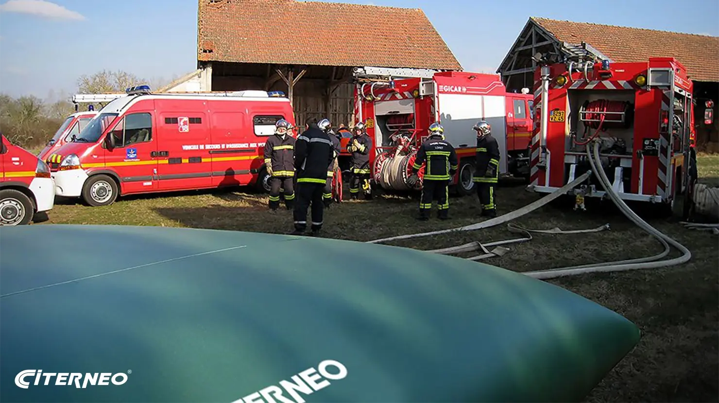 Des pompiers se raccordent à une citerne souple CITERNEO pour la défense incendie