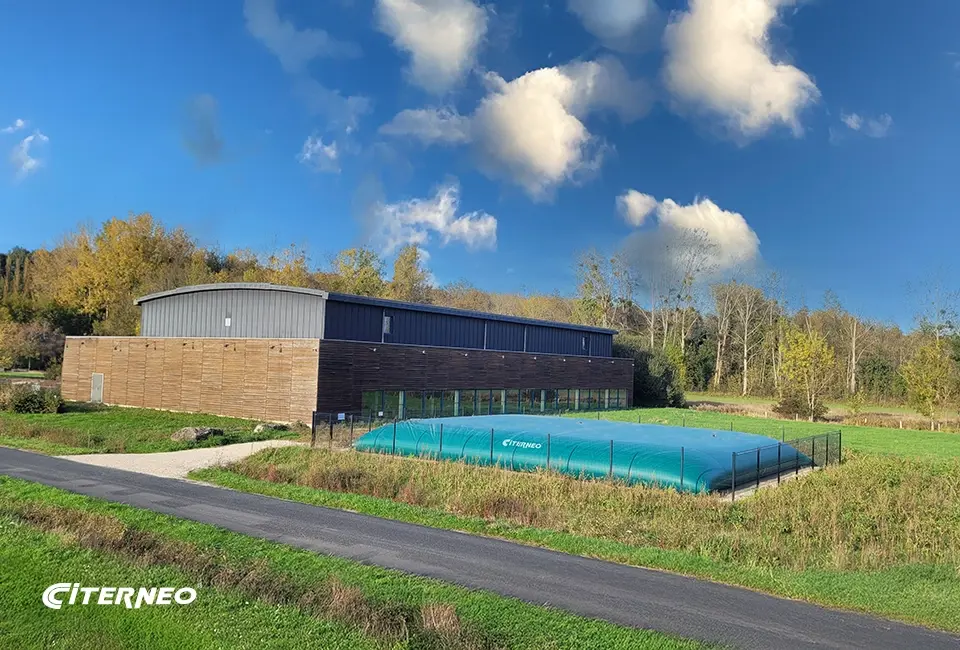 Une citerne souple CITERNEO pour le stockage d'eau, installée en ville, proche d'un complexe sportif