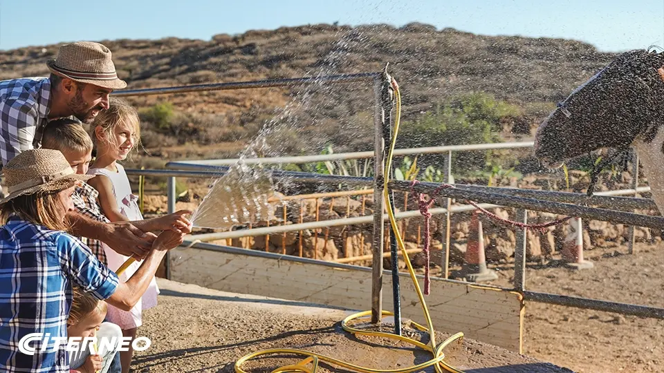Une famille utilisant un jet d'eau