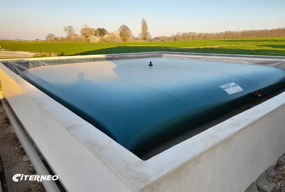 Eine flexible CITERNEO-Zisterne auf einer Mauer zur Lagerung von Flüssigdünger.