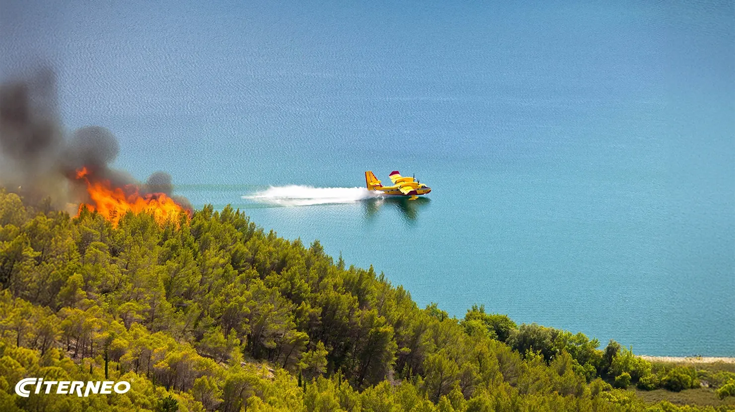 Hydravion se ravitaillant en eau salée avant une intervention de lutte contre les incendies