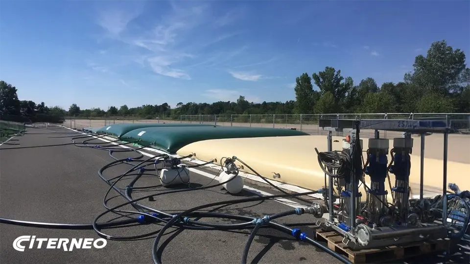 Des citernes souples CITERNEO pour le stockage d'eau potable et non potable, installées lors d'un festival